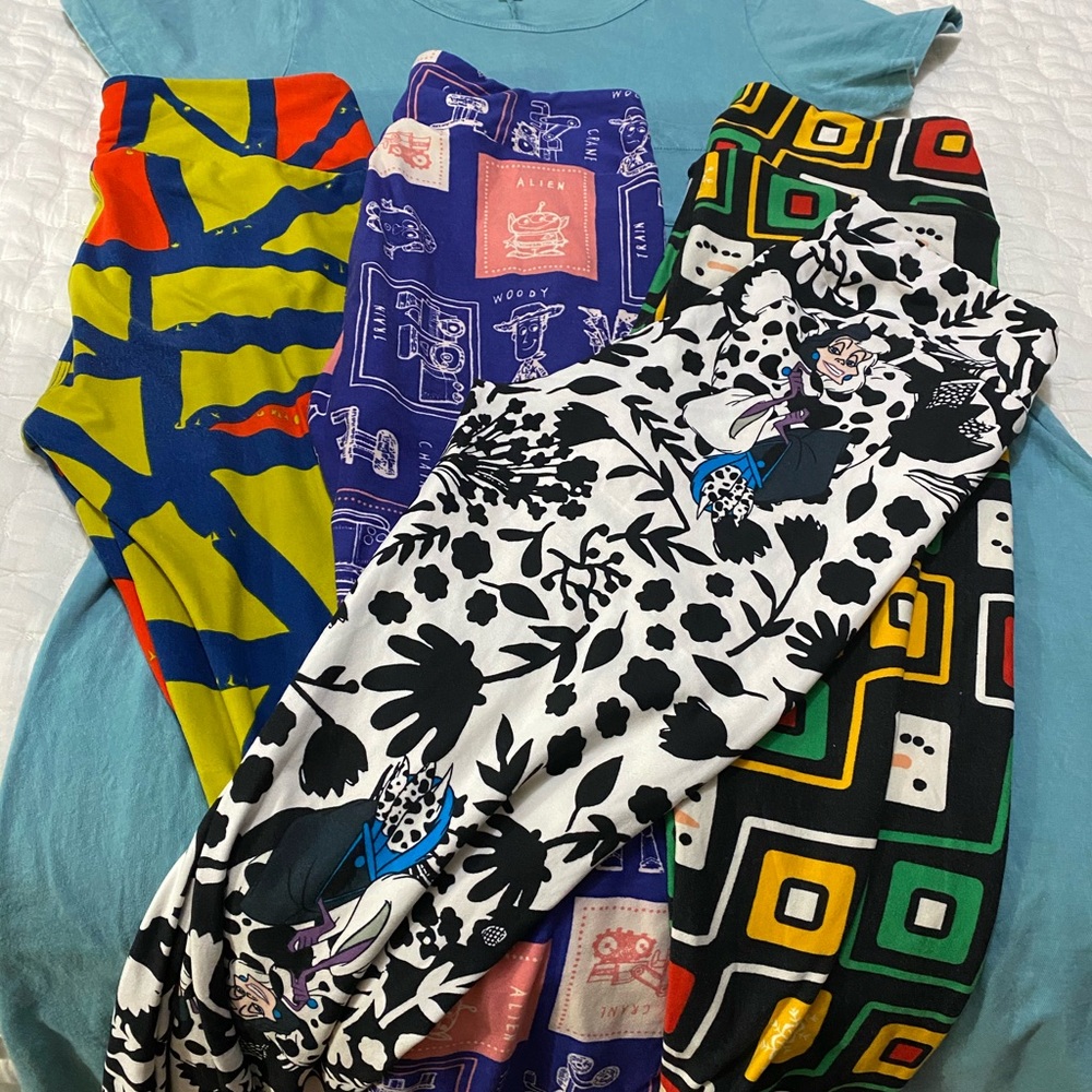 SOLD -Tunic and 4 pairs of LulaRoe leggings